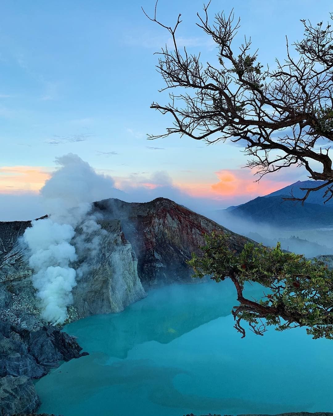 Kawah Ijen Banyuwangi dengan danau kawah turquoise